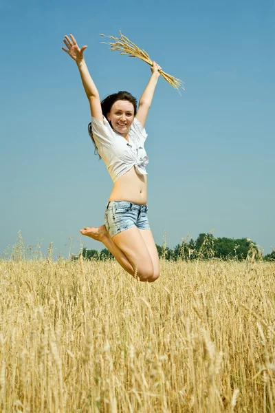 Прыгающая девушка с пшеницей — стоковое фото