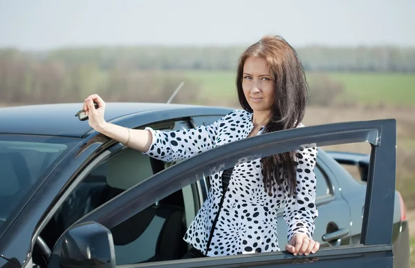 Frau mittleren Alters mit Auto — Stockfoto