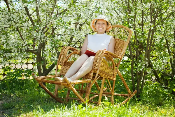 Reife Frau im blühenden Garten — Stockfoto