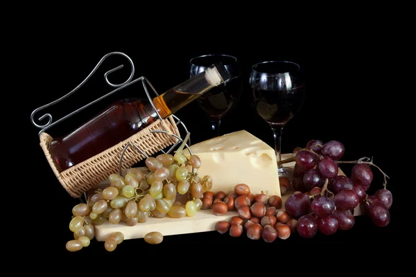 Garrafa de conhaque com uvas e queijo — Fotografia de Stock