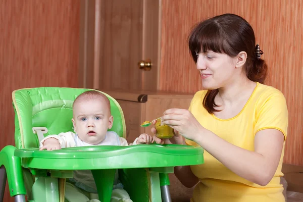 Madre che nutre la figlia di 6 mesi — Foto Stock