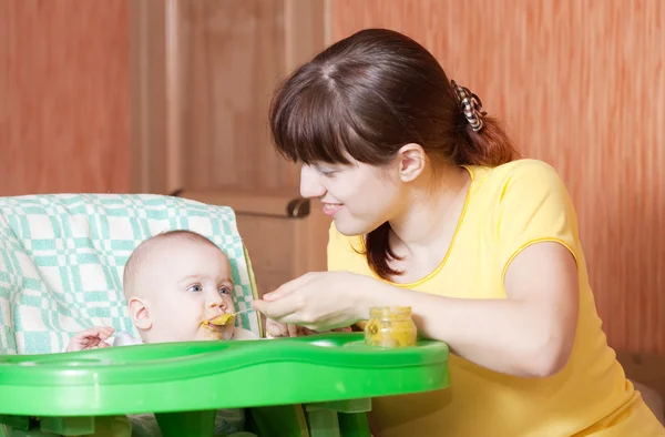 Matka krmí dítě doma — Stock fotografie