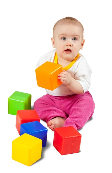 Bébé joue avec des blocs jouets — Photo