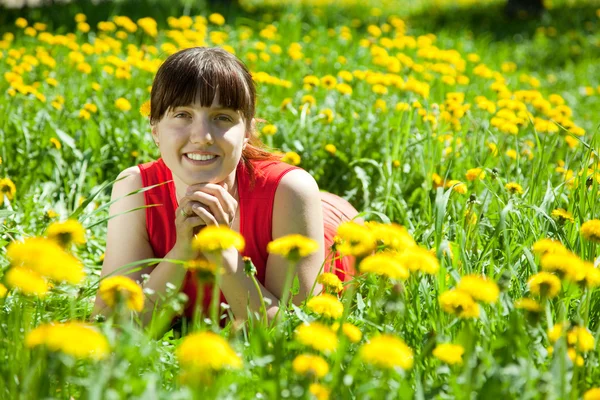微笑在草丛中的女人 — 图库照片
