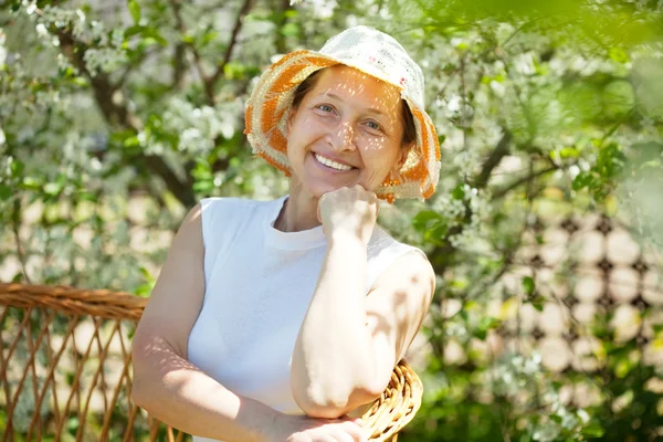 Glad mogen kvinna i vårträdgård — Stockfoto