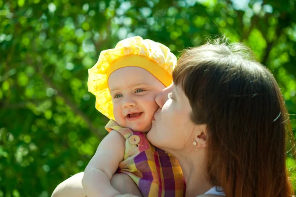 Gelukkig moeder en baby kussen — Stockfoto