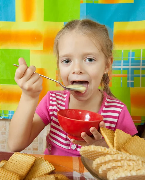 Bambina mangiare latte dessert — Foto Stock