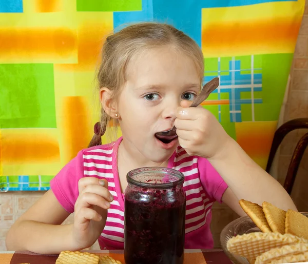 Kleines Mädchen isst Marmelade — Stockfoto