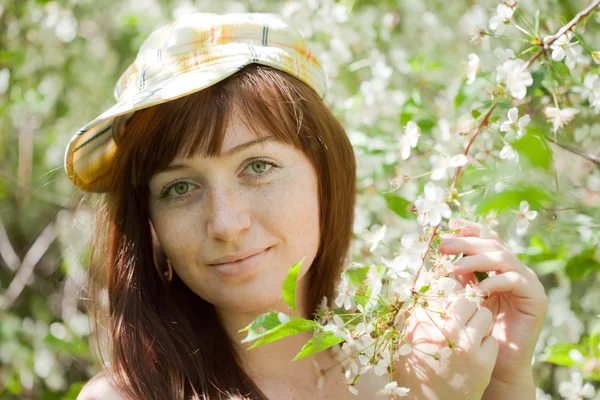 Meisje in de bloeiende lentetuin — Stockfoto