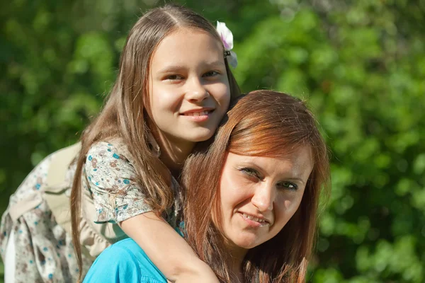 Glad mamma med tonåring dotter — Stockfoto