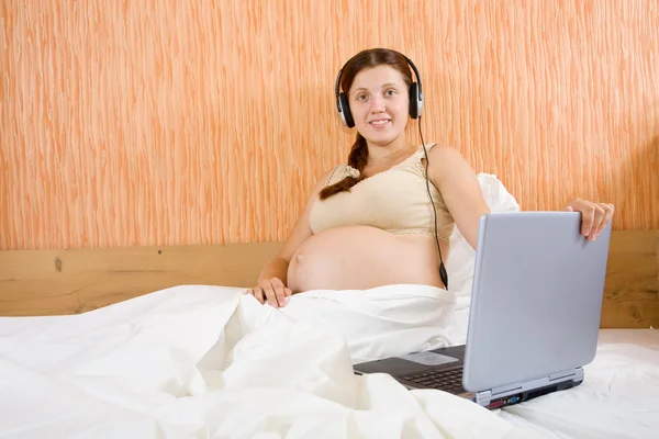 Mujer embarazada con portátil — Foto de Stock