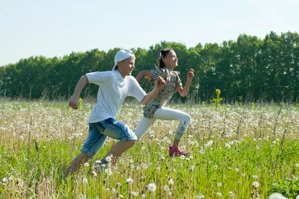 Two teens runs at meadow — Stock Photo, Image