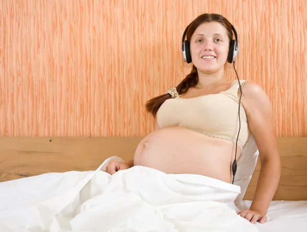 Mujer embarazada escuchando música —  Fotos de Stock