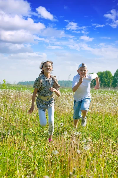 Teen friends running at meadow — Stock Photo, Image