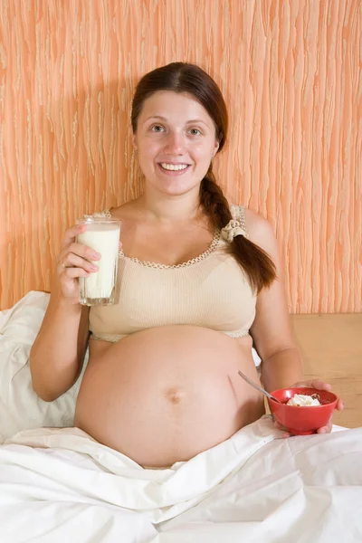 Έγκυος γυναίκα με γάλα και πηγμένο γάλα για τυρί — Φωτογραφία Αρχείου