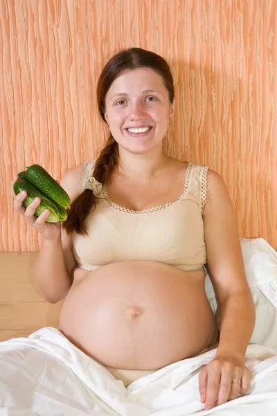 Hamile kadın salatalık ile — Stok fotoğraf