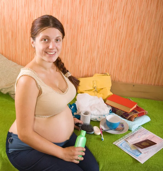 Pregnant woman get ready for maternity clinic — Stock Photo, Image