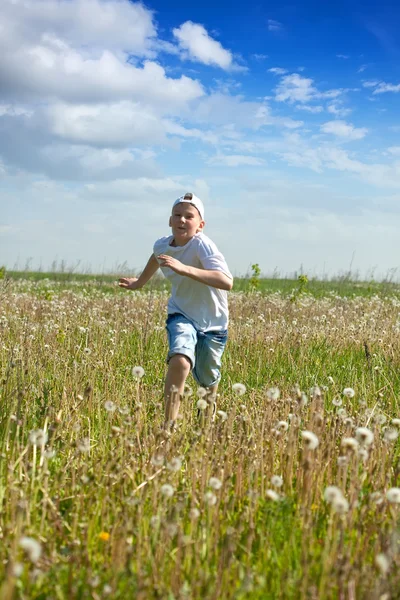 Adolescente menino correndo no prado — Fotografia de Stock