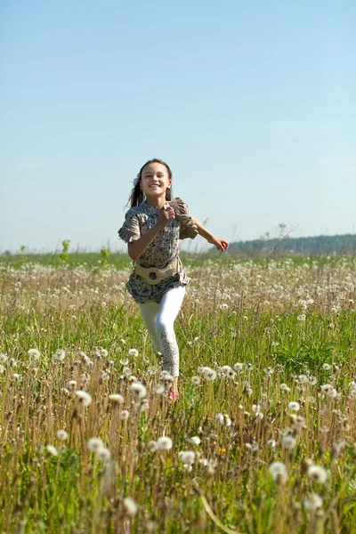 Adolescente feliz correndo no prado — Fotografia de Stock
