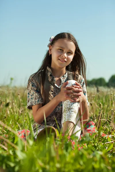 Tiener meisje in weide gras — Stockfoto