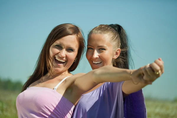 Twee lachende vriendinnen — Stockfoto