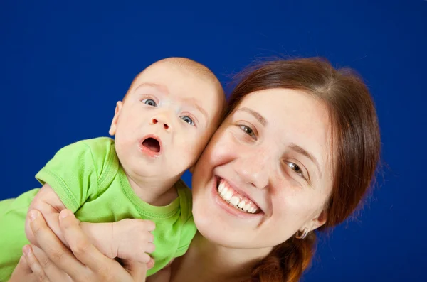 Küçük bebeği olan mutlu anne — Stok fotoğraf
