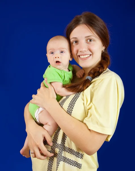 Feliz madre con su pequeña hija —  Fotos de Stock
