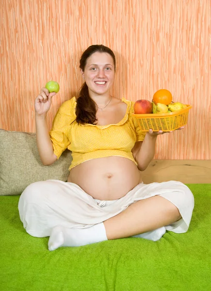 Terhes nő gyümölcsökkel — Stock Fotó