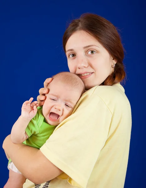 Mãe com choramingas filha — Fotografia de Stock