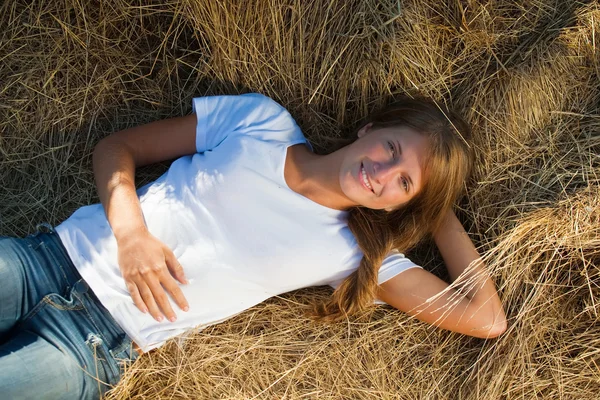 Mädchen liegt auf Stroh — Stockfoto