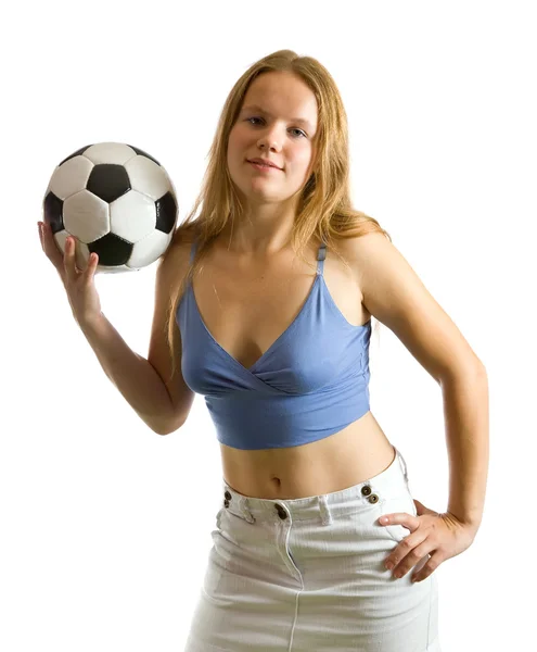 Menina posando com bola de futebol — Fotografia de Stock