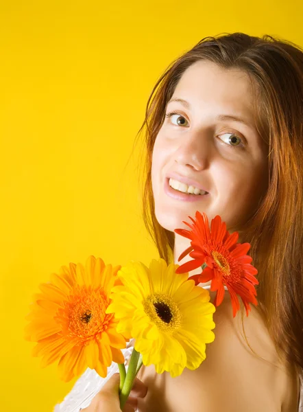 Anbud flicka med blommor — Stockfoto