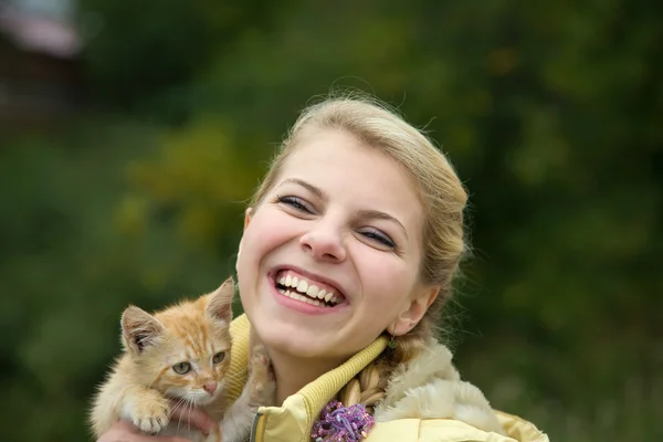 Meisje met kitten — Stockfoto