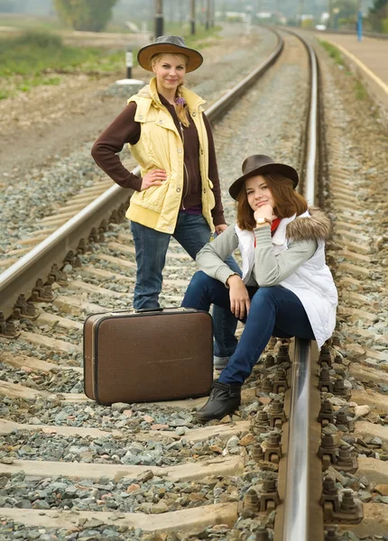 Meninas viaja por ferrovia — Fotografia de Stock