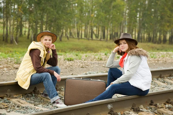 Chicas en el ferrocarril —  Fotos de Stock
