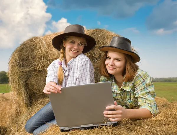 Land flickor vilar med laptop — Stockfoto