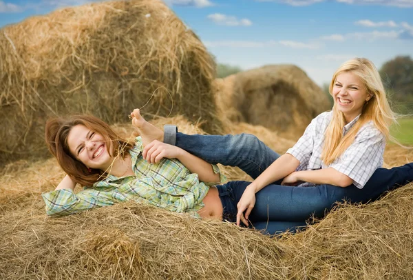 Girls play with hay — Stock Photo, Image