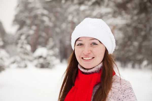 Спортивная девушка в зимнем парке — стоковое фото