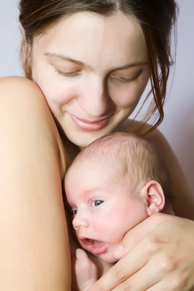 Счастливая мать с новорожденным ребенком — стоковое фото