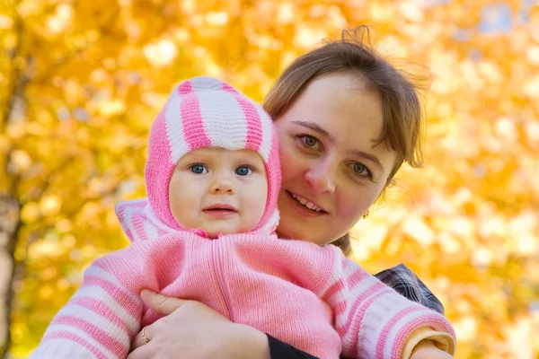 Мать с ребенком на открытом воздухе осенью — стоковое фото