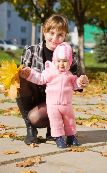 Anya gyermekével, őszi parkban — Stock Fotó