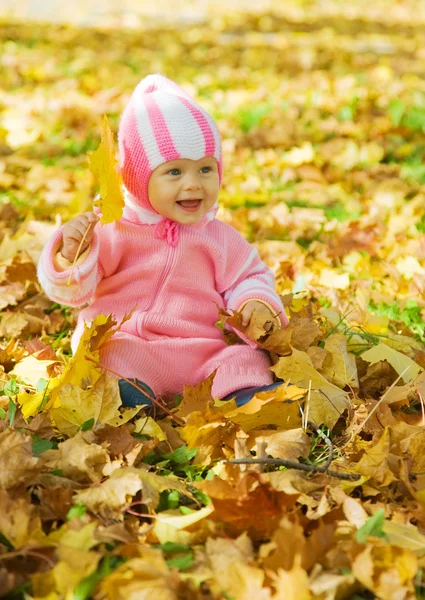 Dítě s podzimní listí — Stock fotografie