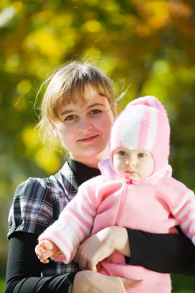 Madre con piccolo bambino in autunno — Foto Stock