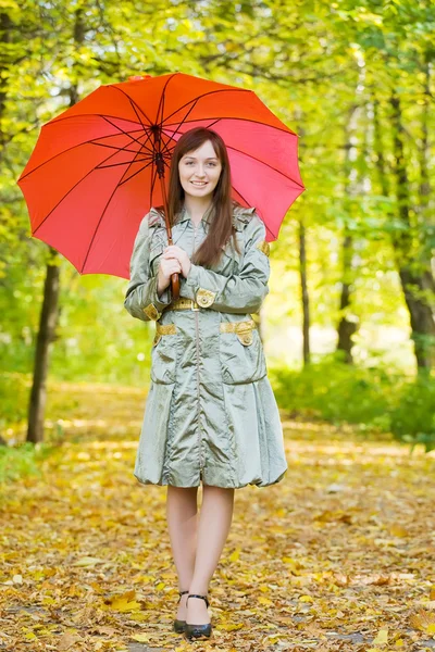 Mädchen mit Regenschirm im Herbst — Stockfoto