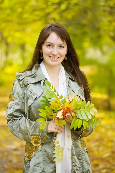 Fille avec bouquet d'automne — Photo