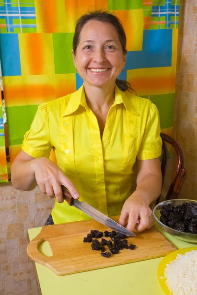Woman slicing prune — Stock Photo, Image