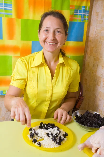 Woman mixing prune and ric — Stock Photo, Image