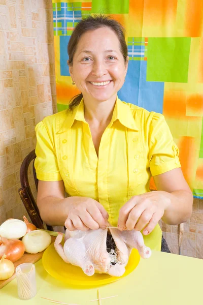 Mujer cosiendo pollo relleno —  Fotos de Stock