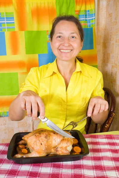 Mulher com frango assado — Fotografia de Stock