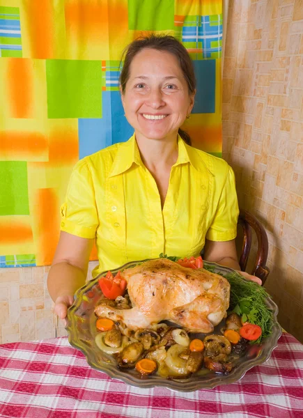 Woman serving chicken on tray — Stock Photo, Image
